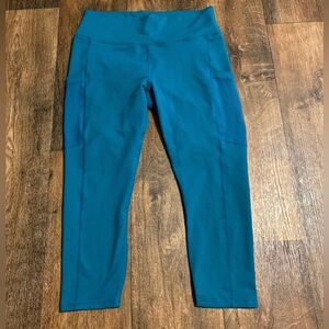 Fabletics leggings 
Fits like a large (tag cut out)
Smoke and pet free home!